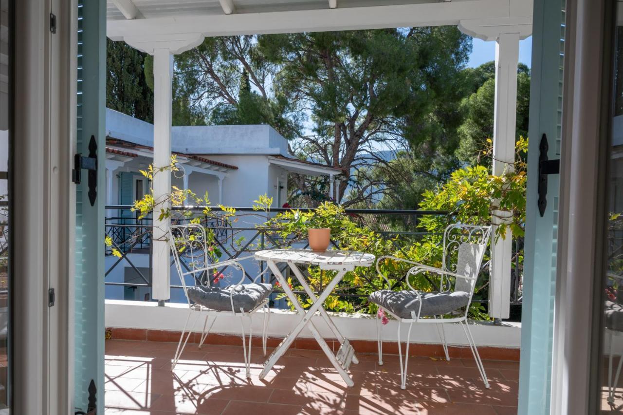 Odyssey Suites Poros Town Esterno foto
